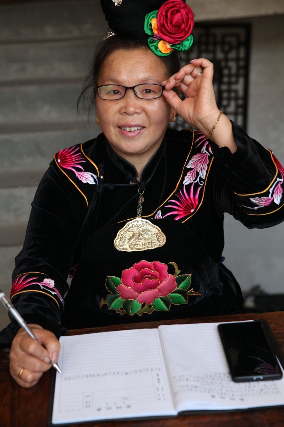 阿包本事：一个不识字的苗族女人，写下她的半生挣扎-腾讯新闻