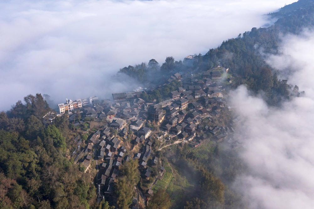 贵州从江雾绕苗寨生态美
