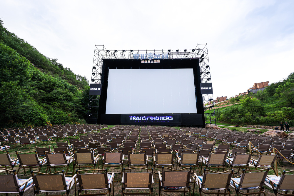 近40人的项目团队紧密合作,克服了8级大风,暴雨,放映机运输等多重挑战