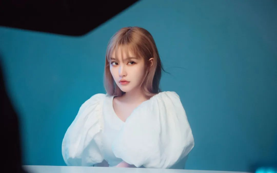 周扬青参加《浪姐5》惹争议,唱跳演啥都不会,是来直播卖货的吗