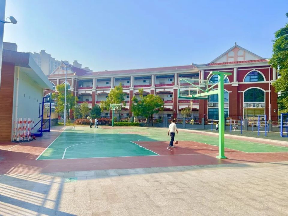 厦门市集美区灌口镇七甲路123号学校地址:厦门市集美区新亭小学厦门市