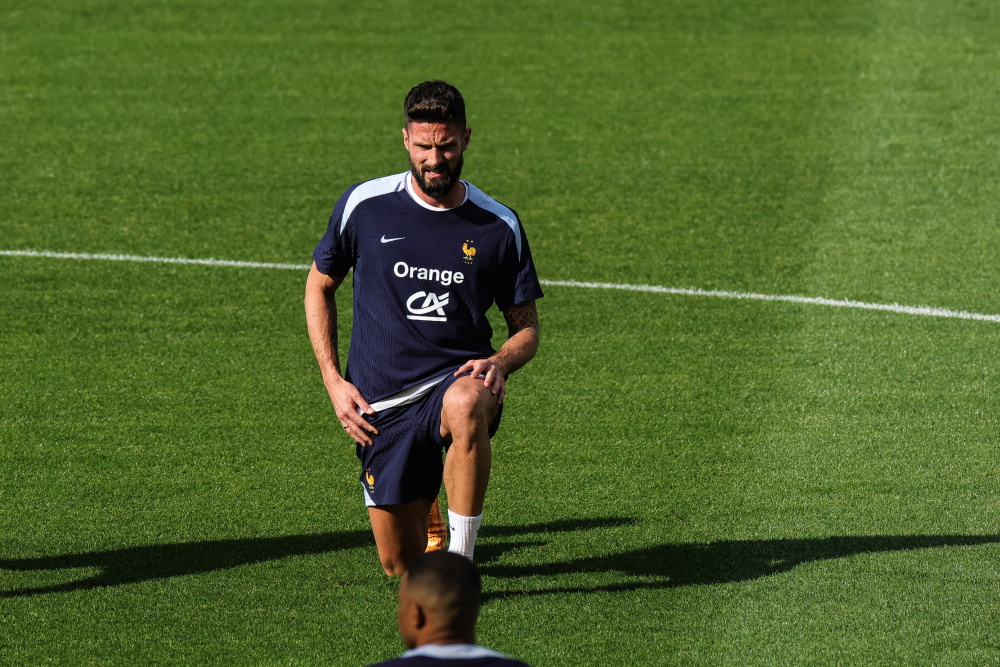 6月4日,法国队球员吉鲁在训练中.新华社/欧新