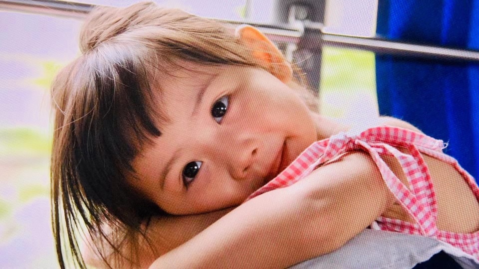 雨晴的爸爸是设计师,妈妈是心理咨询师,她形容父母都是"非常浪漫的人"