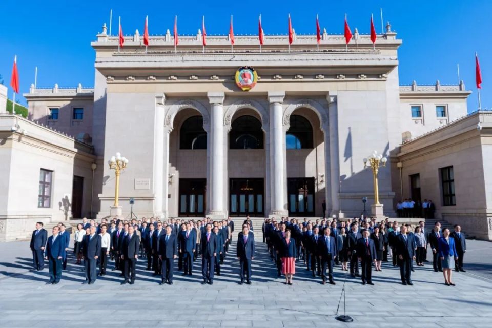 9月28日,全国政协机关在全国政协礼堂(中共八大会址)前举行升国旗仪式