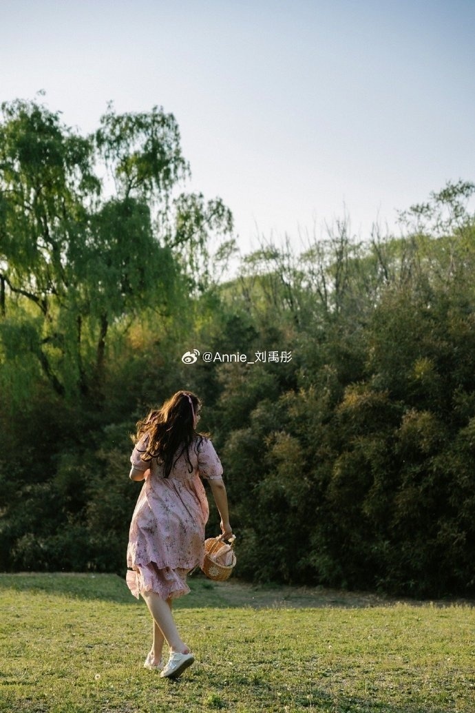 "大宝贝"刘禹彤晒个人照:2米女孩也有少女心 完成充电咯