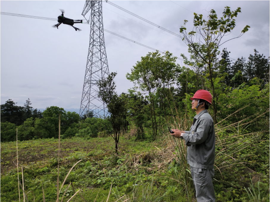 国网湖南超高压输电公司开展雨后防汛特巡守护线路安全