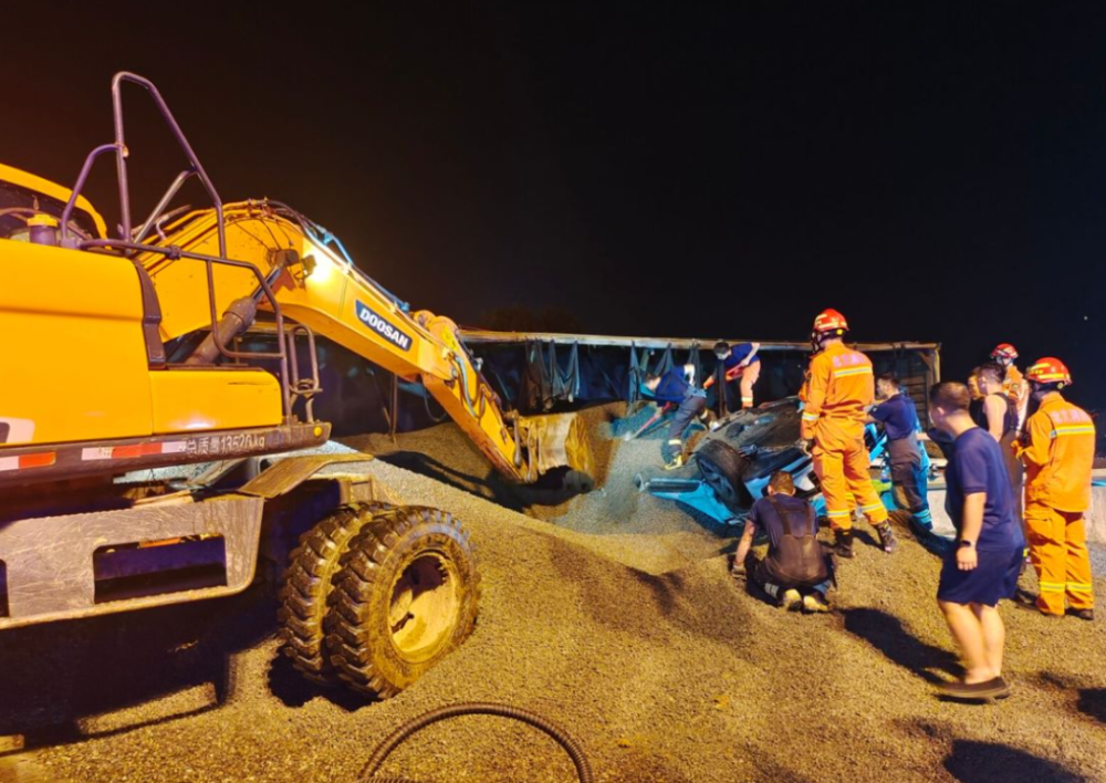 北京密云,百吨砂石半挂车侧翻埋住小轿车,一家三口被困!危急时刻