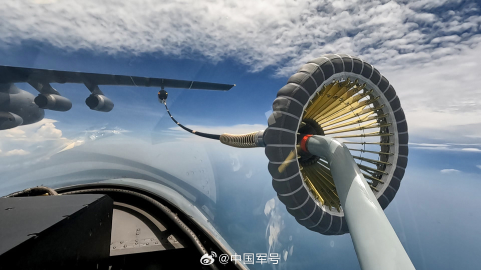 厘米级精准对接！战机空中完成“穿针引线”