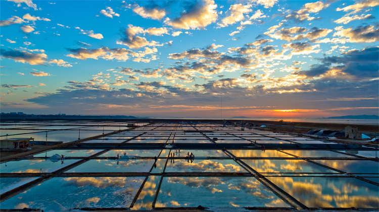 有"天空之境"美称的福建海盐盐田 郑成乐摄福建海盐产区正位于北纬25