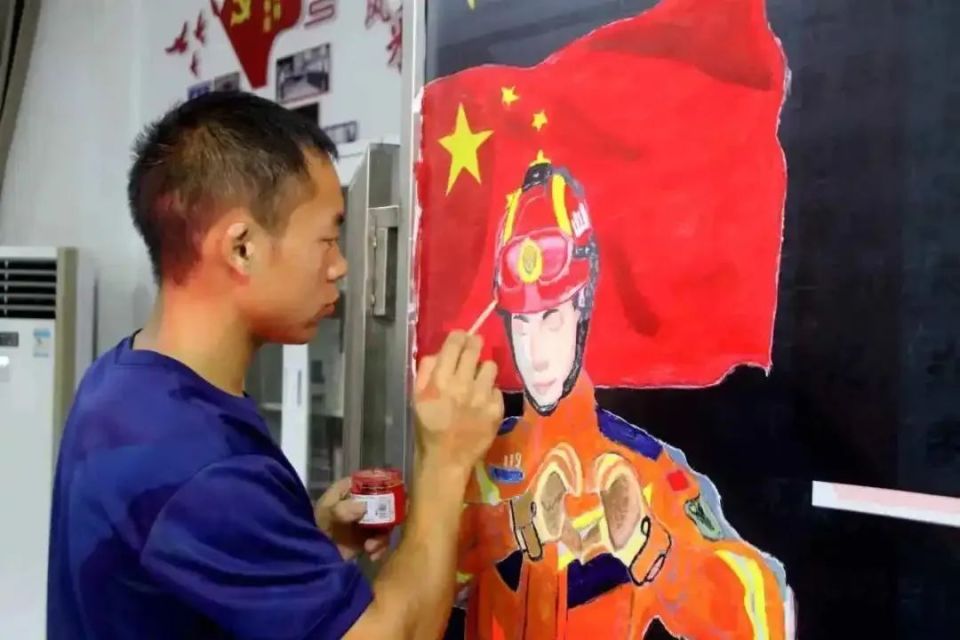 但试验过程困难重重,水多了,粉笔容易化,颜色不鲜艳……一天下来,粉笔