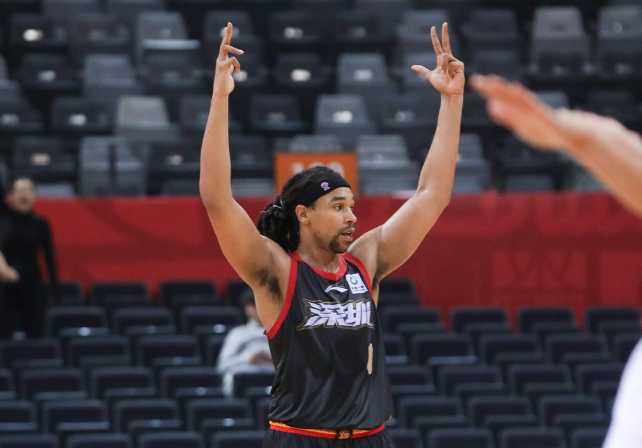 消极比赛萨林杰20秒连续两次违体被驱逐14分钟4失误4犯规