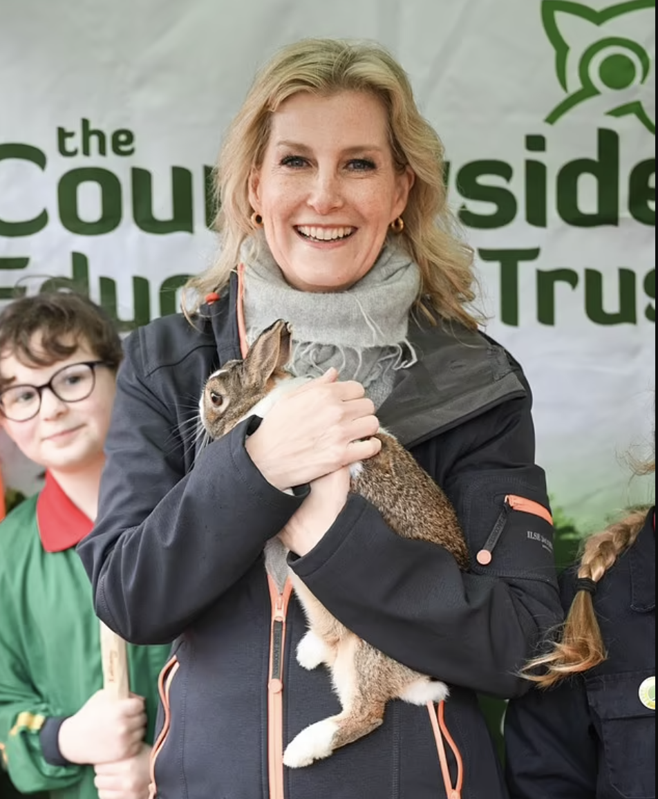 58岁索菲继承已故女王爵位,成为爱丁堡公爵夫人,地位比梅根高