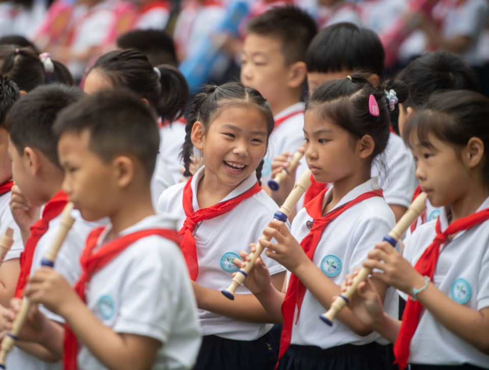 5月31日,在湖北省武汉市万松园路小学,孩子们在演出