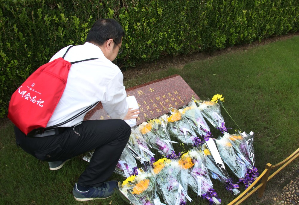 "人民不会忘记",上海龙华烈士陵园举行主题祭扫活动_腾讯新闻