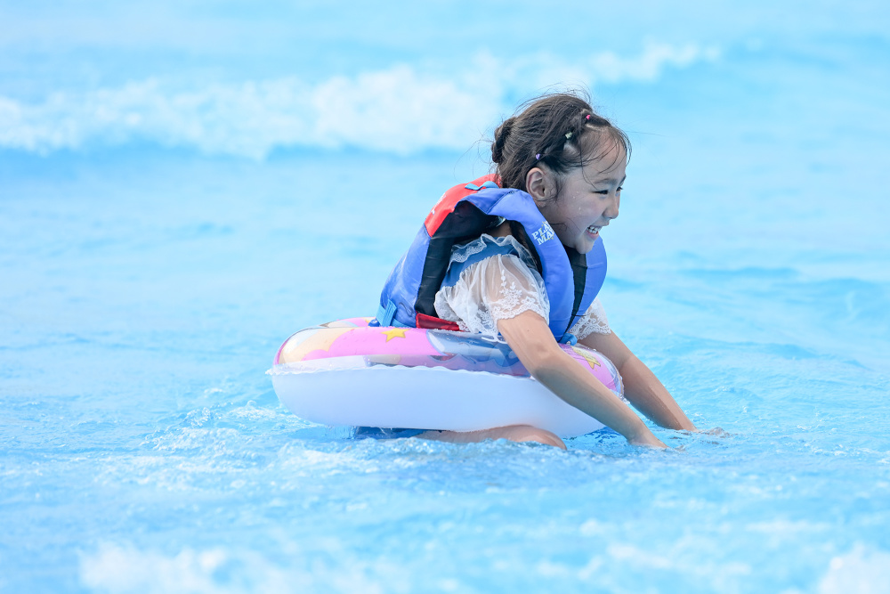 2024年8月5日,上海玛雅海滩水公园,小女孩在水里玩耍.