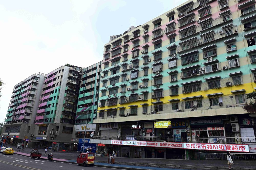 重庆九龙坡区黄桷坪涂鸦艺术街让人流连忘返