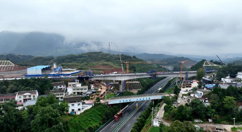 西十高铁山阳跨福银高速特大桥顺利合龙