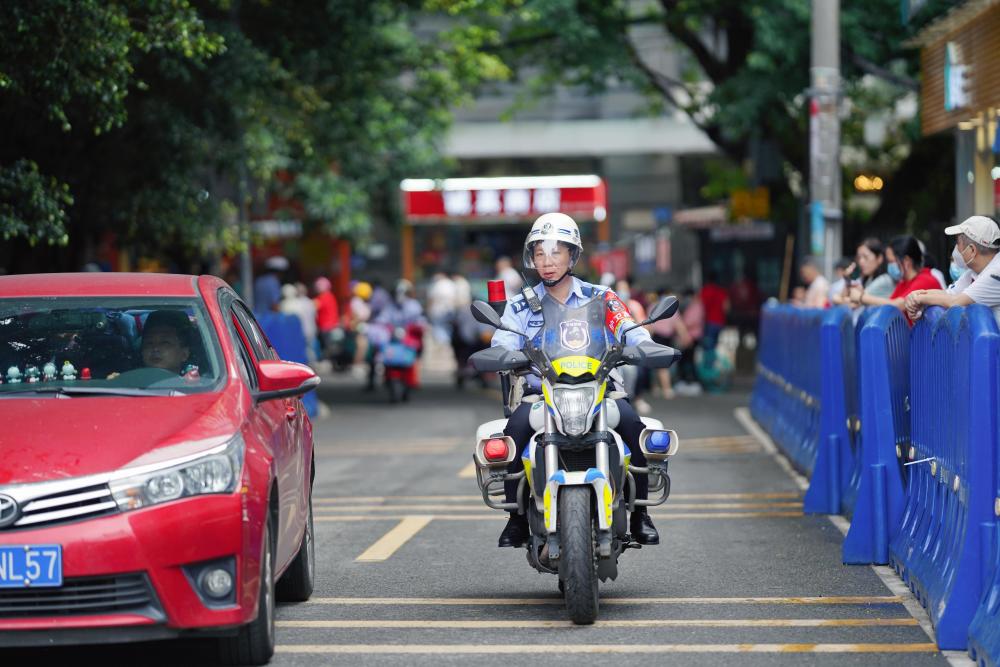 近6万广州考生奔赴高考考场羊城铁骑为考生保驾护航