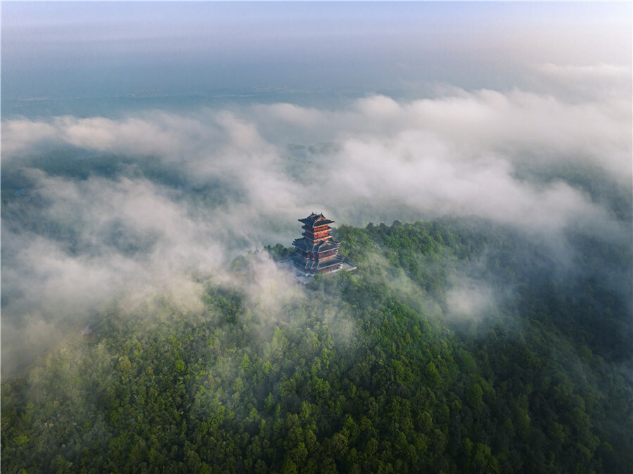 安徽池州春日云海宛若水墨画卷