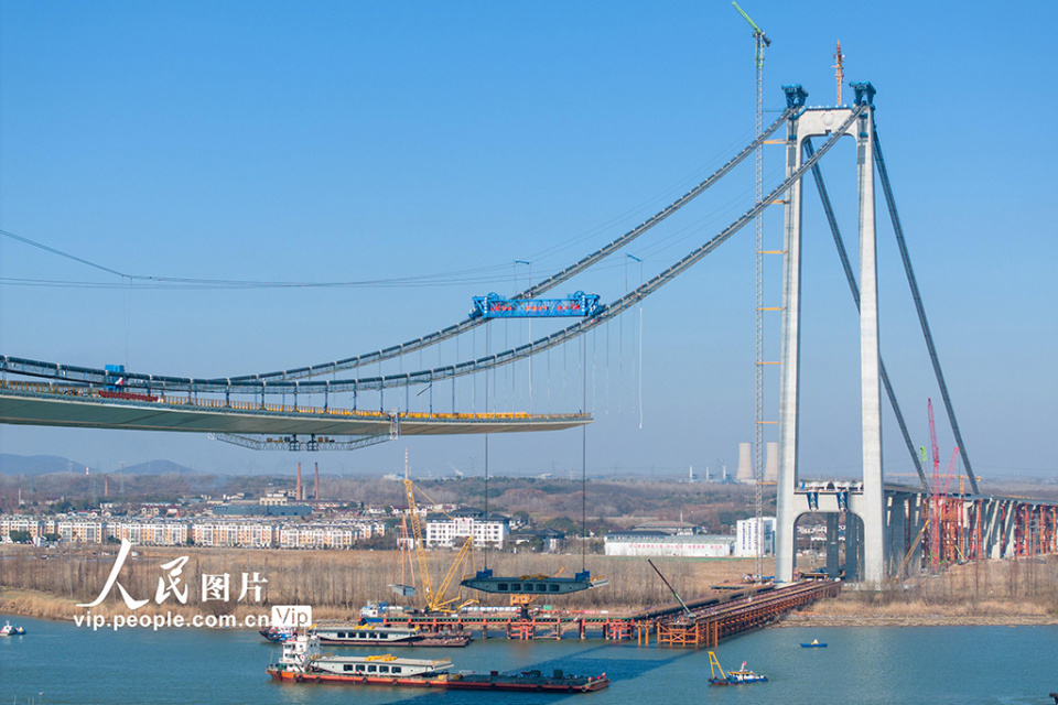 江苏南京龙潭长江大桥建设正酣