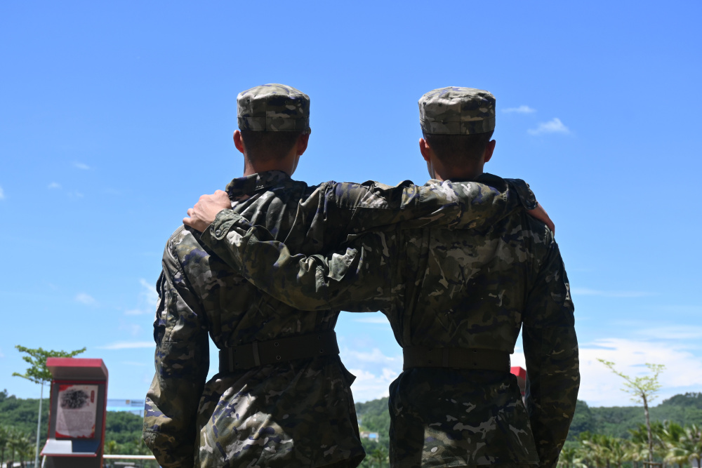 南宁这对双胞胎从兄弟变战友!