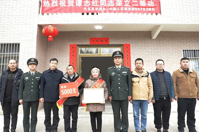 送喜報駐地官兵看望福利院老人軍民文藝匯演湖北恩施巴東縣,一片紅色