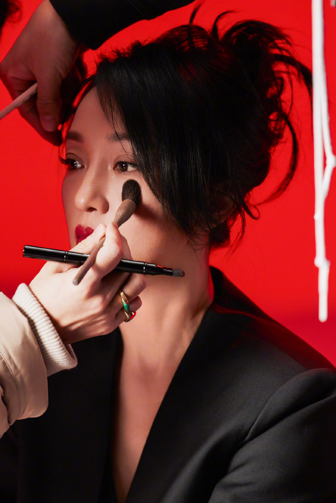 周迅完美诠释了侧脸轮廓立体感十足,皮肤也是细腻发光,面部折叠度更是