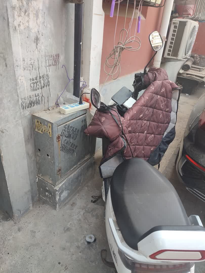 电动车违规充电探访丨部分小区飞线充电频发电池进楼入户