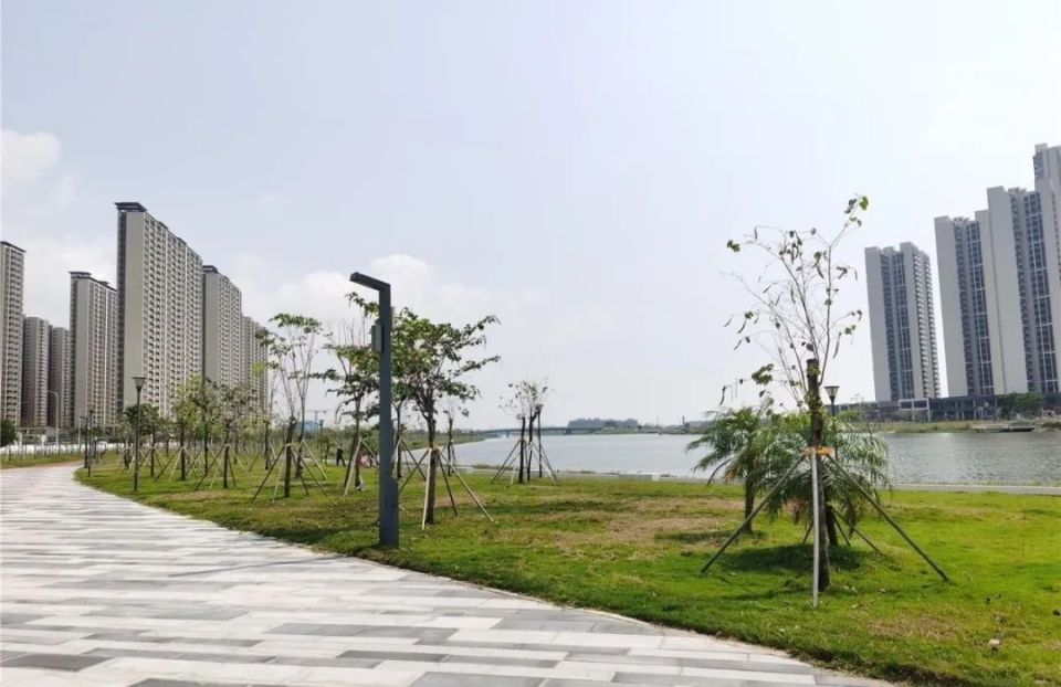 侨韵公园为滨河带状公园,东西向长约5公里,南北向宽约270米,园区总