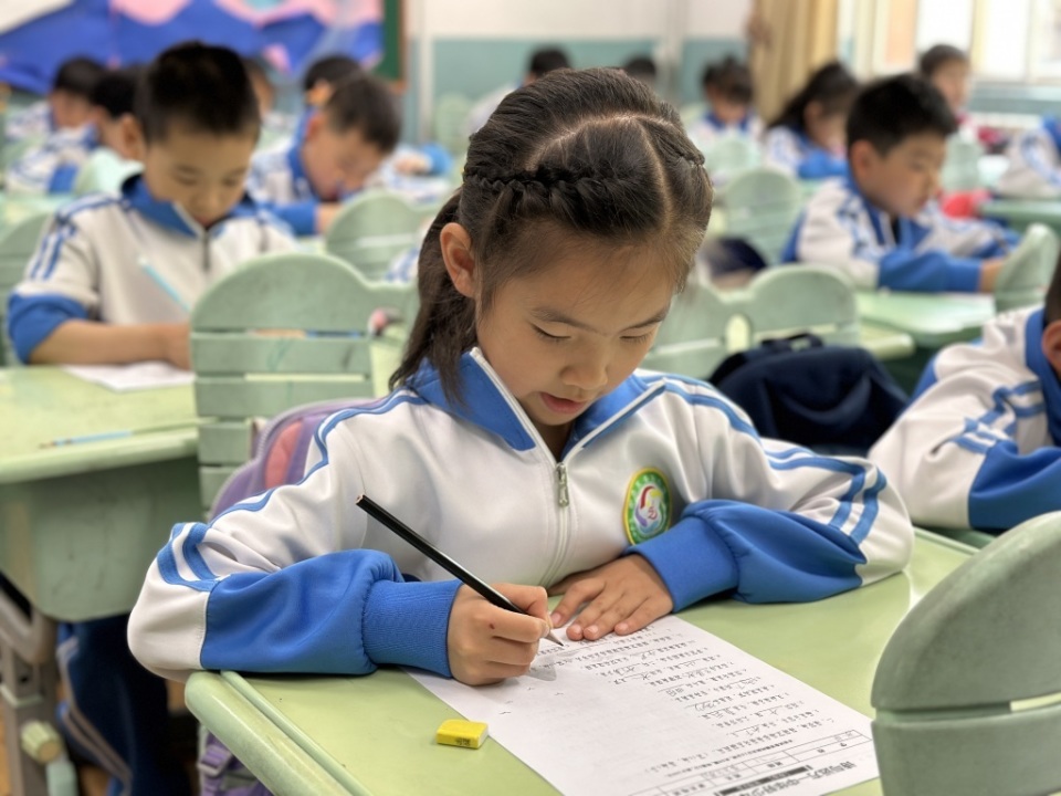 诗魂闪烁,理想飞扬——青岛永安路小学举办"诗与远方"诗词大会弘扬