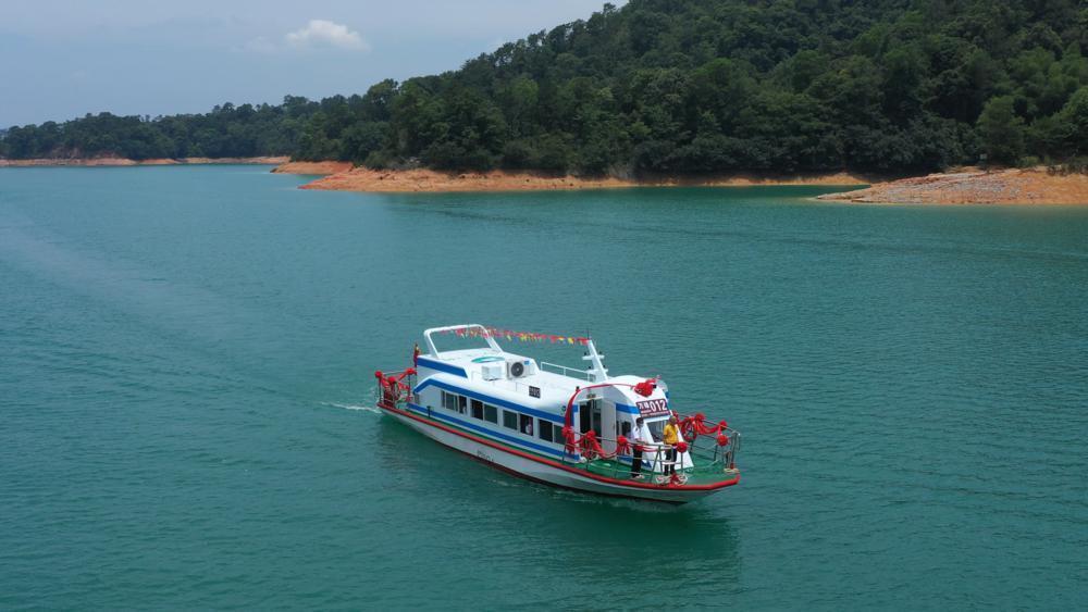 河源万绿湖风景区首批新能源电动游船启航_腾讯新闻