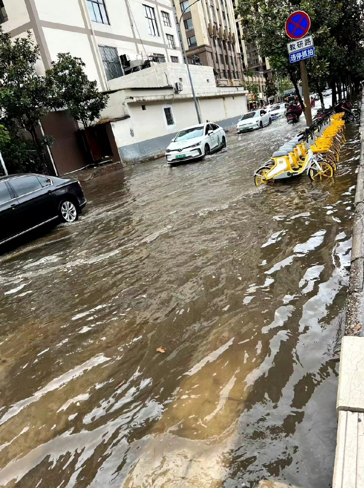 昆明暴雨袭城早高峰多条道路淹水断交今早你迟到了吗