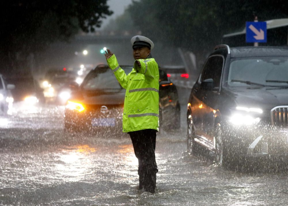 陕西渭南交警暴雨中执勤组图
