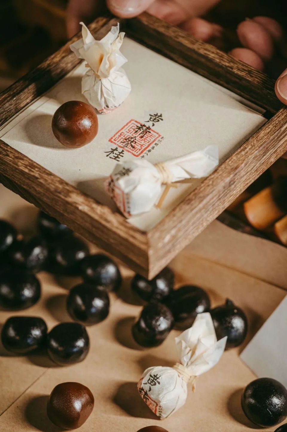 古法笺方手工丸糖,黄精,桂圆,红枣,阿胶等制成,浓郁甘甜