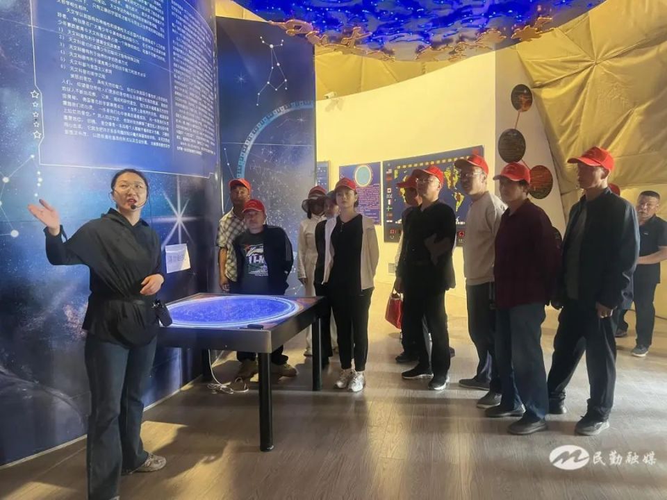 民勤县残联组织残疾人在摘星小镇参观  王希丽 摄"今天参加了残联组织