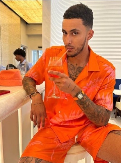 库兹马ins晒帅照:我从来不玩标签 因为我一直就是标签