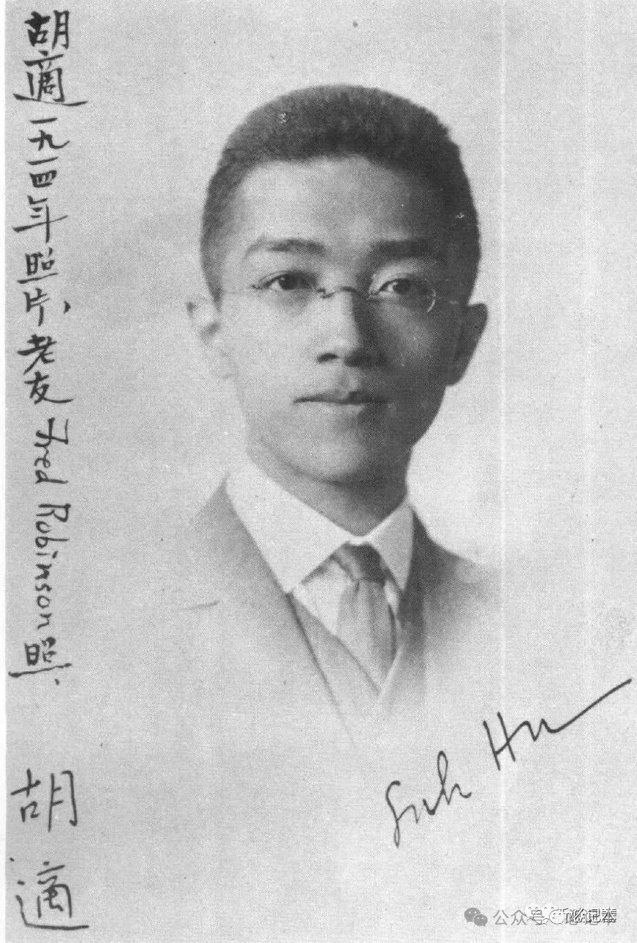 大人们鼓励我装先生样子,我也没有嬉戏的能力和习惯,又因为我确实喜欢