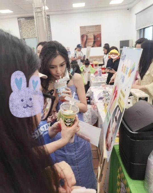 杨颖参加儿子学校活动,穿吊带蕾丝裙身材火辣,头发凌乱略显邋遢