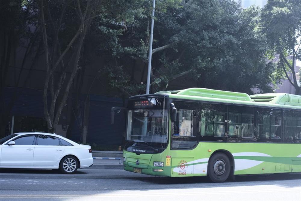 重庆市公交车（极目新闻记者 邓波 摄）