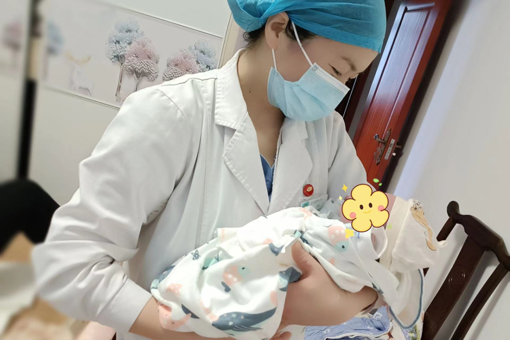 湘潭一孕妇突然临产 医护人员家中紧急接生_腾讯新闻