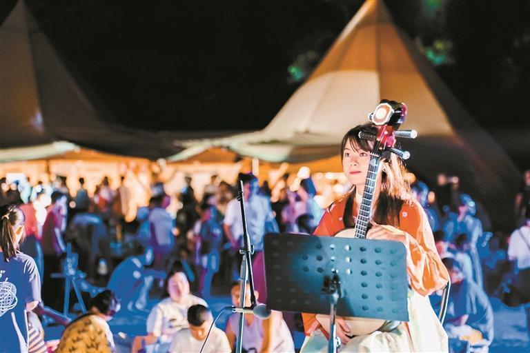 月光下席地而坐聆听国风华韵龙岗草地民乐音乐会沉浸式上演