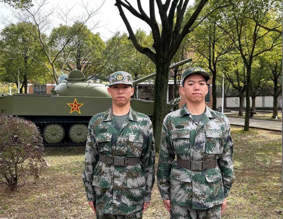 平时,王华强喜欢写小说,王华胜喜欢写旅行日志,这对兄弟在大学期间还