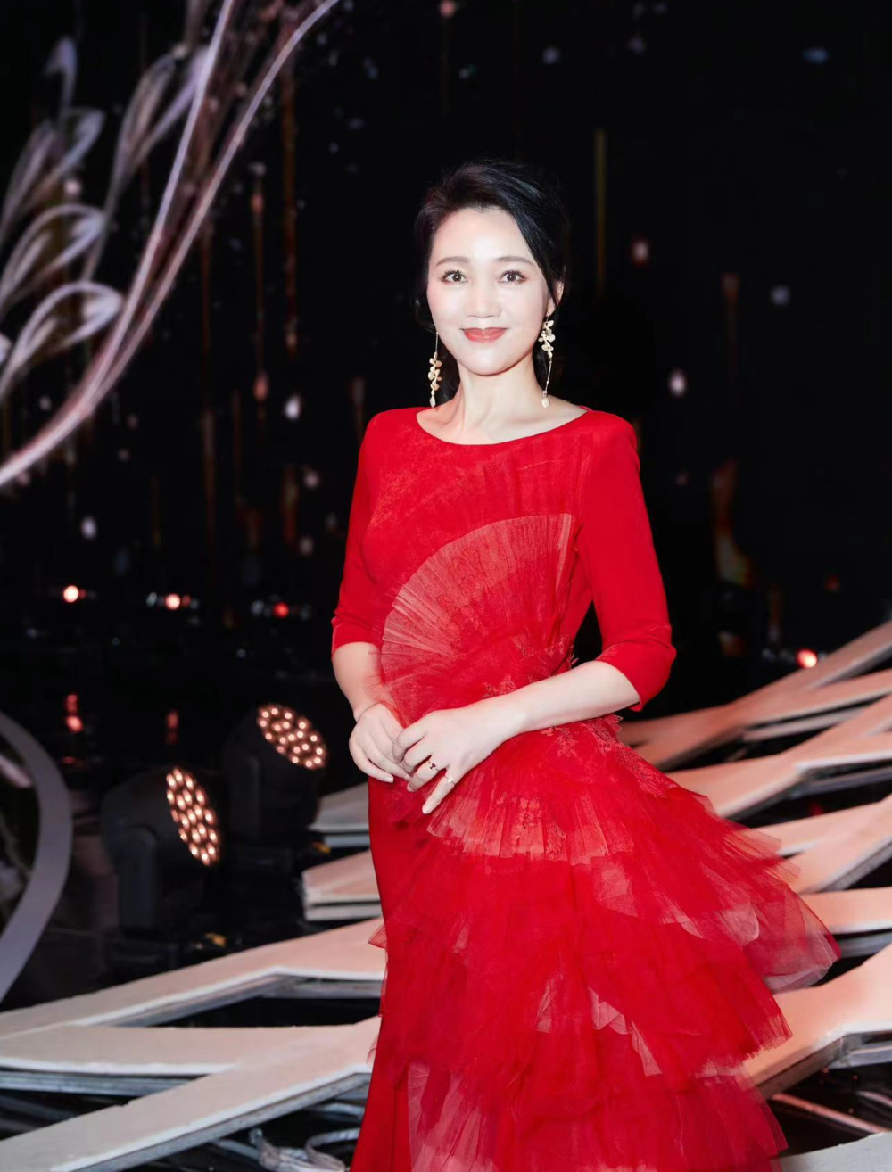 主持人周群神秘老公疑曝光,嘴凸牙龅身形高大,仨孩子都神似爸爸