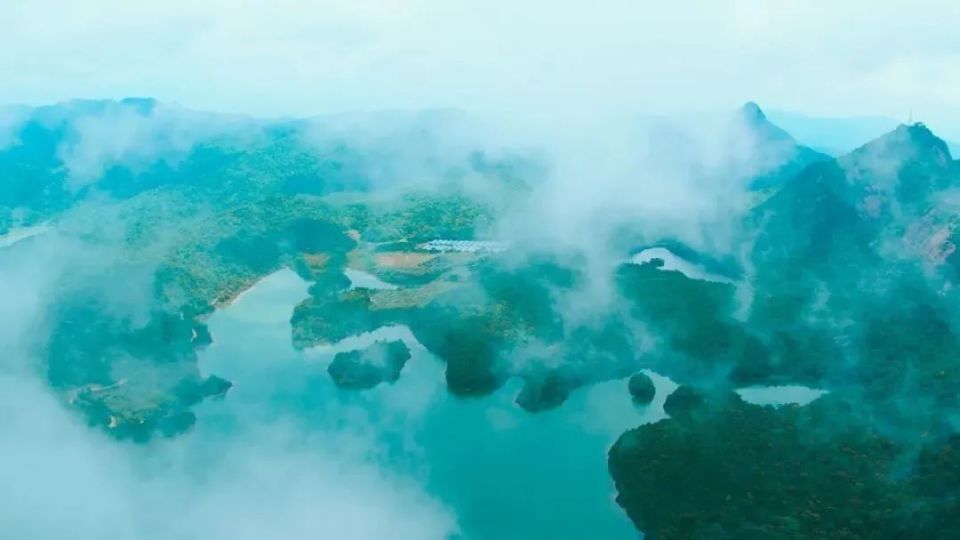 然后徒步到山顶,车子盘旋而上,到达半山腰,在象头山可以沿着山路,有趣