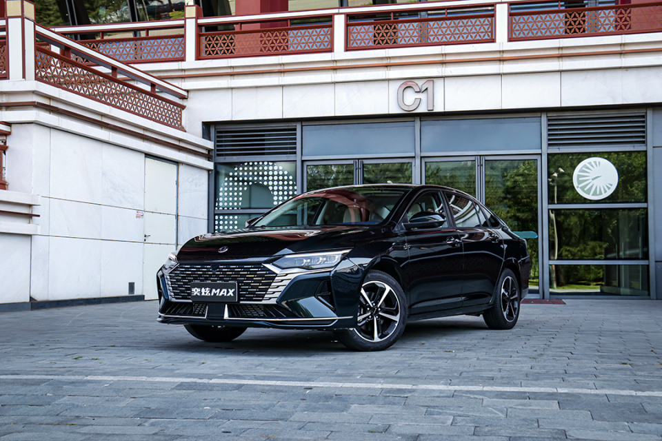 10万元运动家轿再升级 冠军品质加成 试驾东风风神奕炫max 2024款