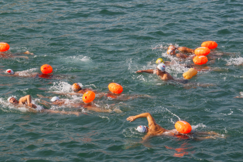 冬泳爱好者们海中接力比赛.