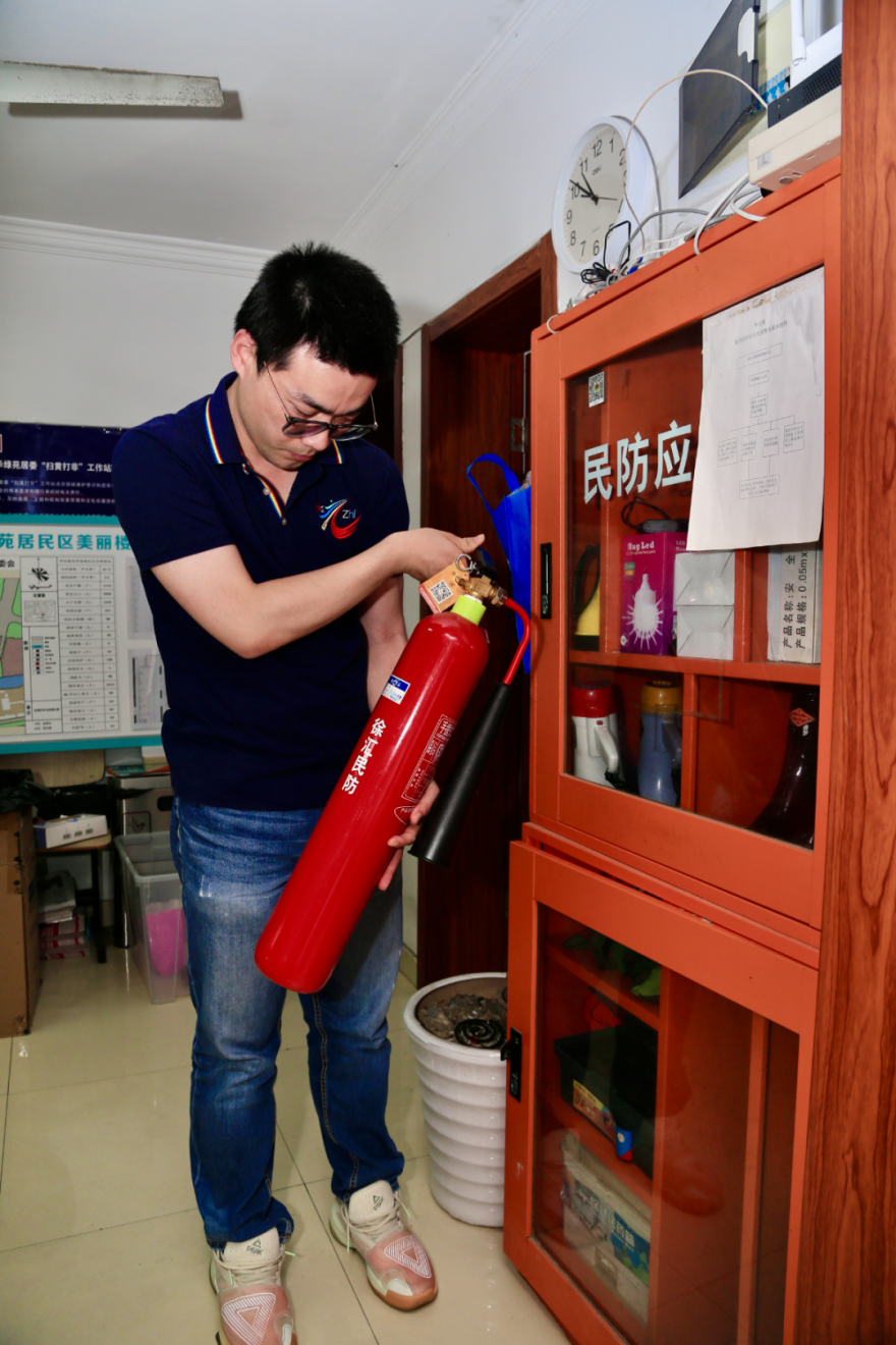 微型消防站队员第一时间赶来灭火