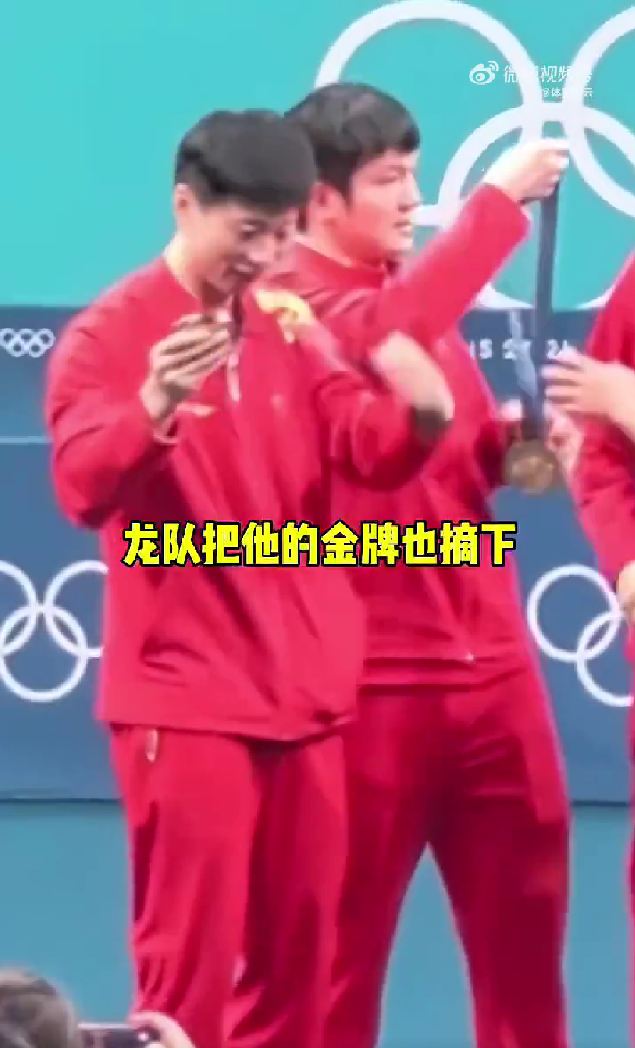 笑喷！男女乒给刘国梁戴金牌，马龙偷偷把金牌揣兜里，刘月半：不缺你那块！_腾讯新闻