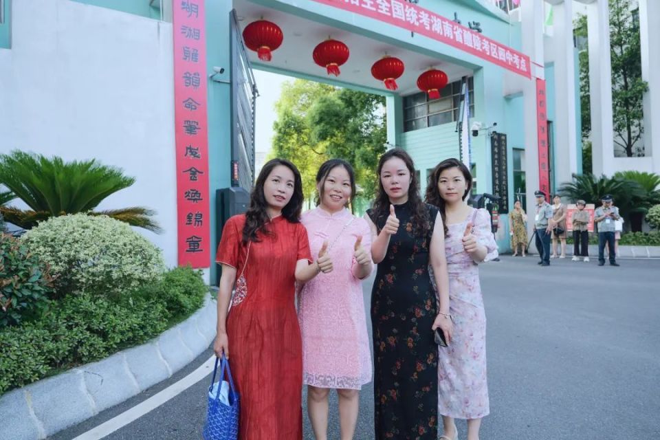醴陵二中今年满是深切的祝福与殷切的期盼家长,老师的目光紧紧相随
