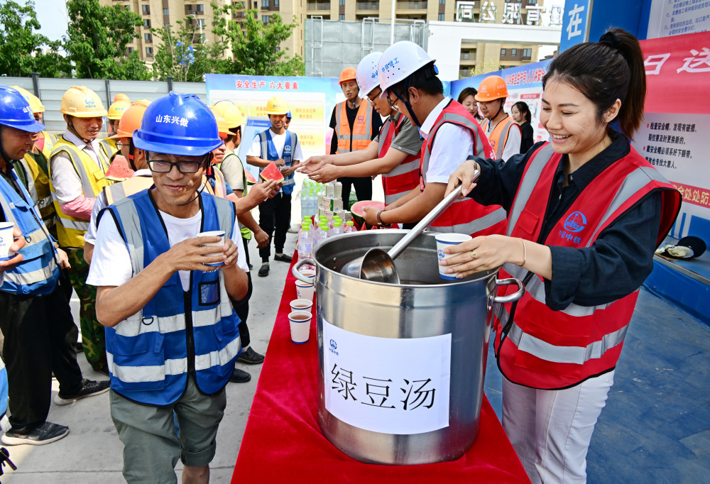 青岛:夏日工地送清凉